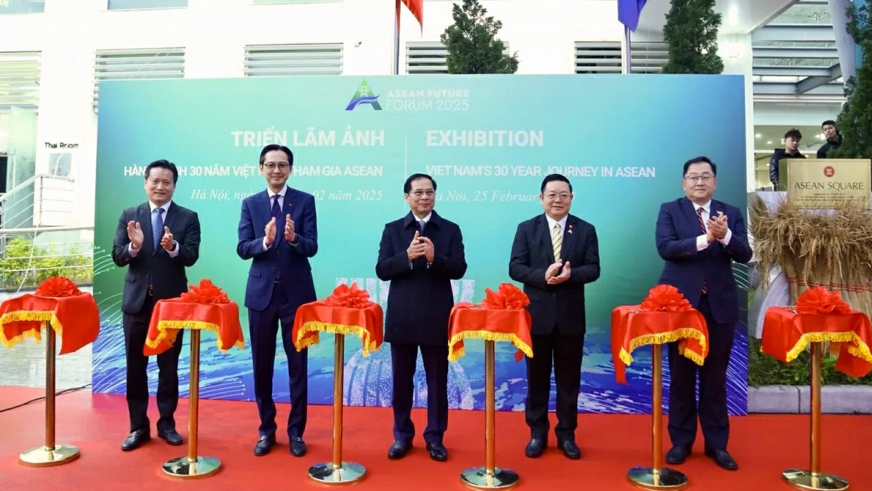 Khai mạc Triển lãm ảnh tái hiện hành trình 30 năm Việt Nam đồng hành cùng ASEAN