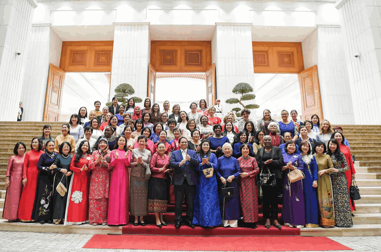 Thủ tướng Phạm Minh Chính gặp mặt các nhà ngoại giao nữ Việt Nam và quốc tế