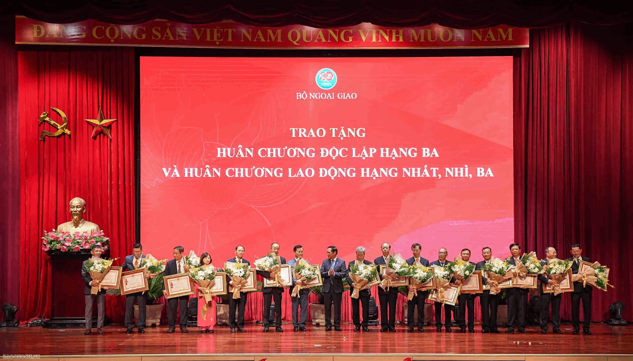 Lễ trao khen thưởng nhân kỷ niệm 80 năm ngày thành lập ngành Ngoại giao và khai mạc Triển lãm Ngoại giao Việt Nam