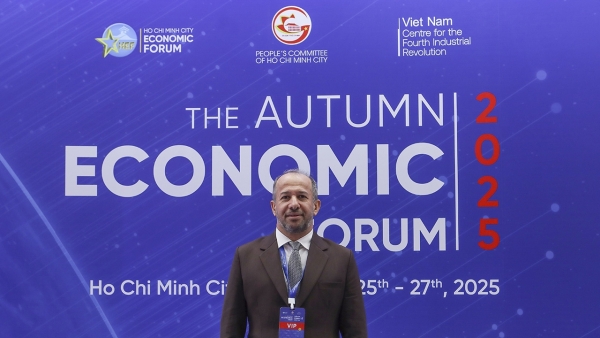 Giám đốc Trung tâm cách mạng công nghiệp lần thứ 4 (C4IR) Oman trả lời phỏng vấn bên lề Diễn đàn Kinh tế mùa Thu năm 2025