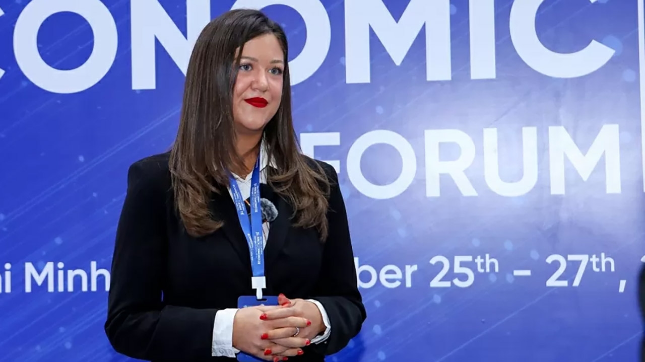 Điều phối viên hợp tác quốc tế của Trung tâm CMCN 4.0 Serbia trả lời phỏng vấn bên lề Diễn đàn Kinh tế mùa Thu năm 2025