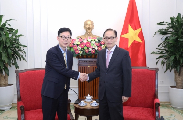 Ủy viên Bộ Chính trị, Bộ trưởng Lê Hoài Trung tiếp Thứ trưởng Ngoại giao Hàn Quốc Park Joon Yoo